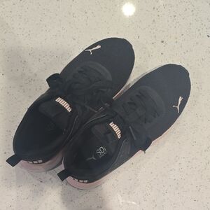 Puma Women's Black and Light Pink Sneakers